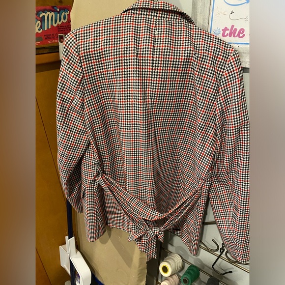 Black/red Hounds Tooth thigh length with waist tie lined. - Picture 2 of 3